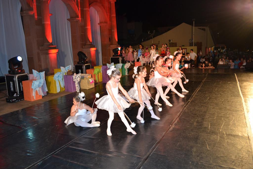 Grand Jeté traz ao palco mais de cem bailarinas